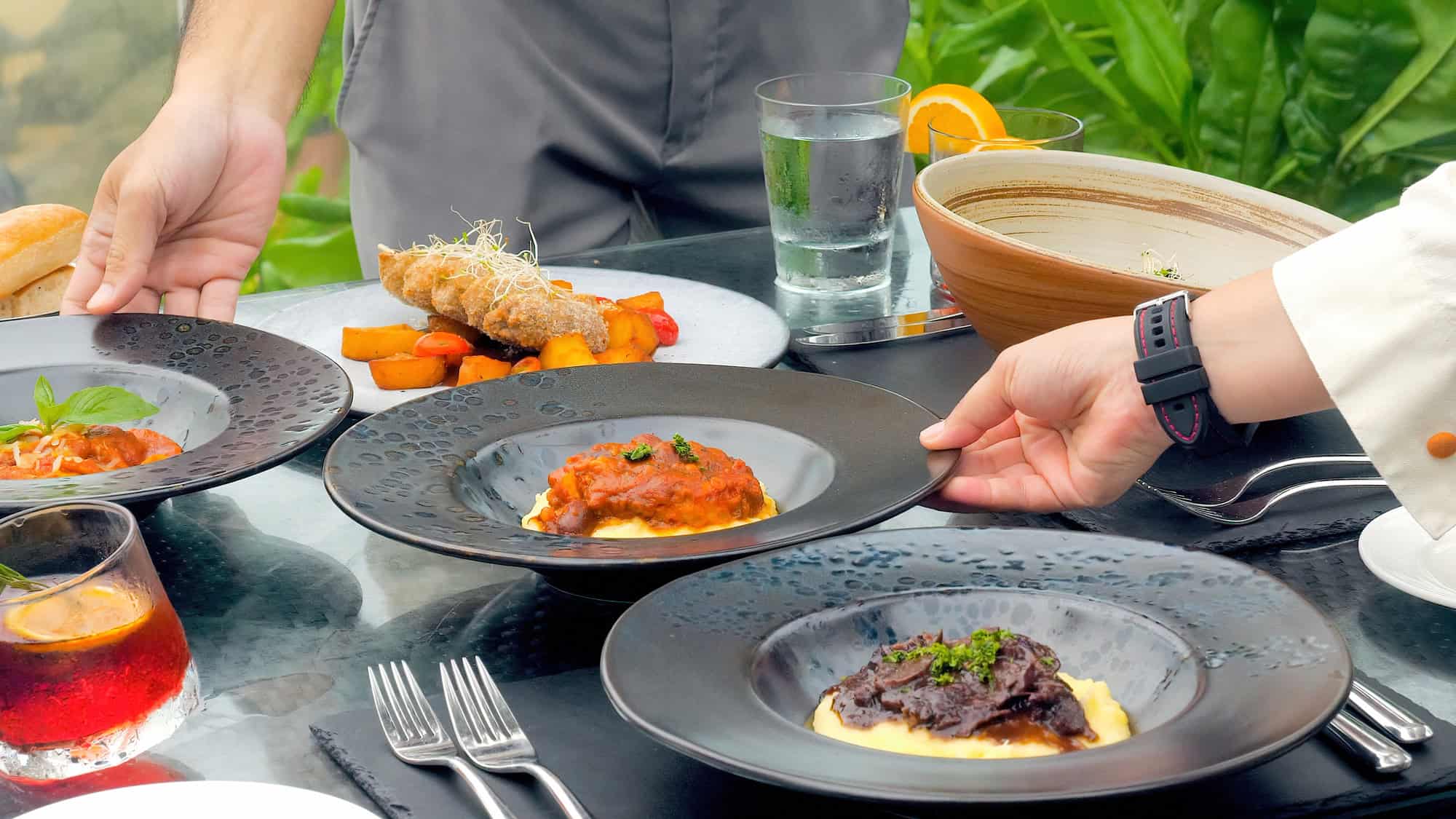 7 All-Inclusive Dining Mistakes Everyone Makes (And How To Avoid Them) 1 Guests at a luxury resort restaurant
