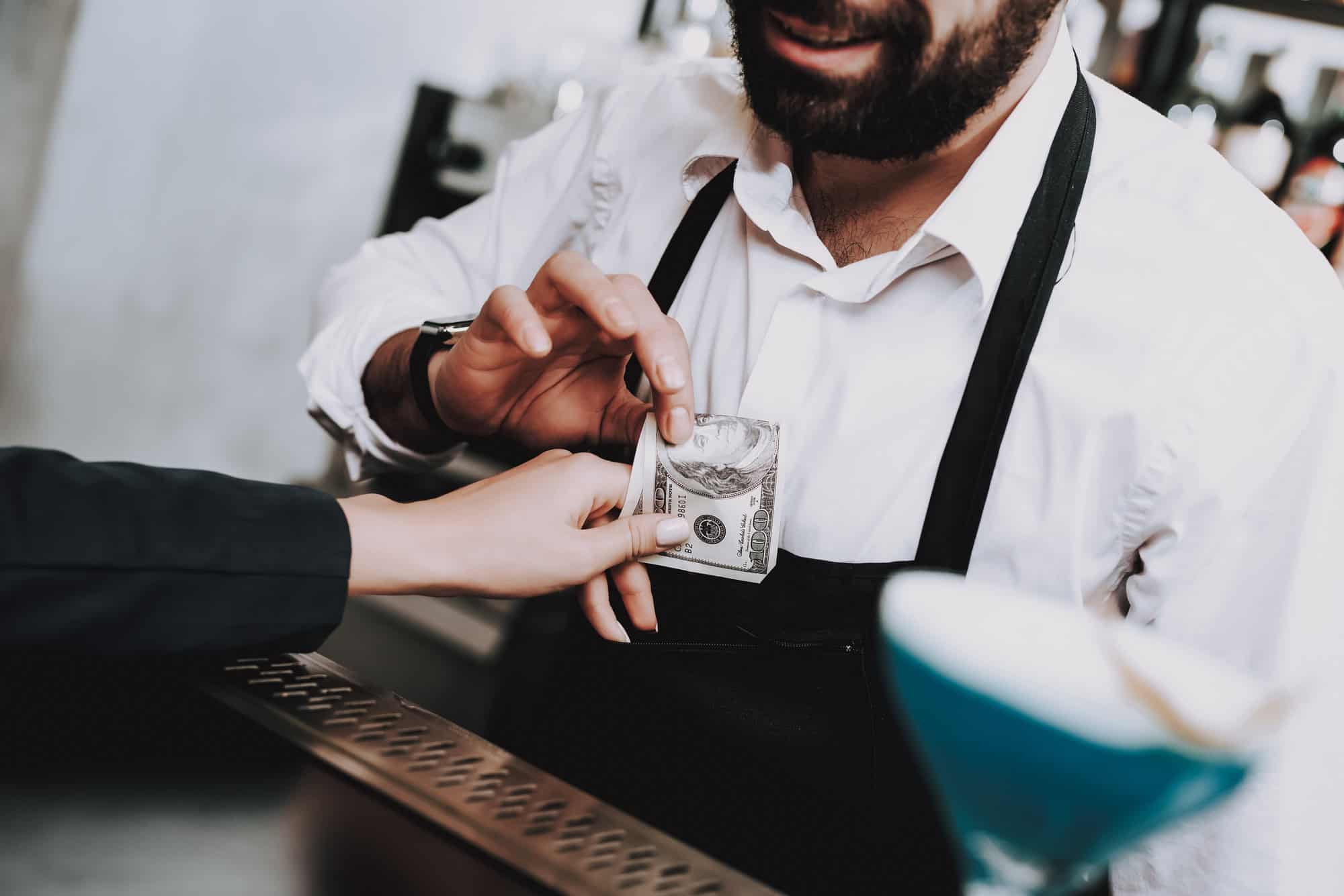 12 Things That Totally Annoy Poolside Bartenders – And What to Do Instead 3 Barman. Payment