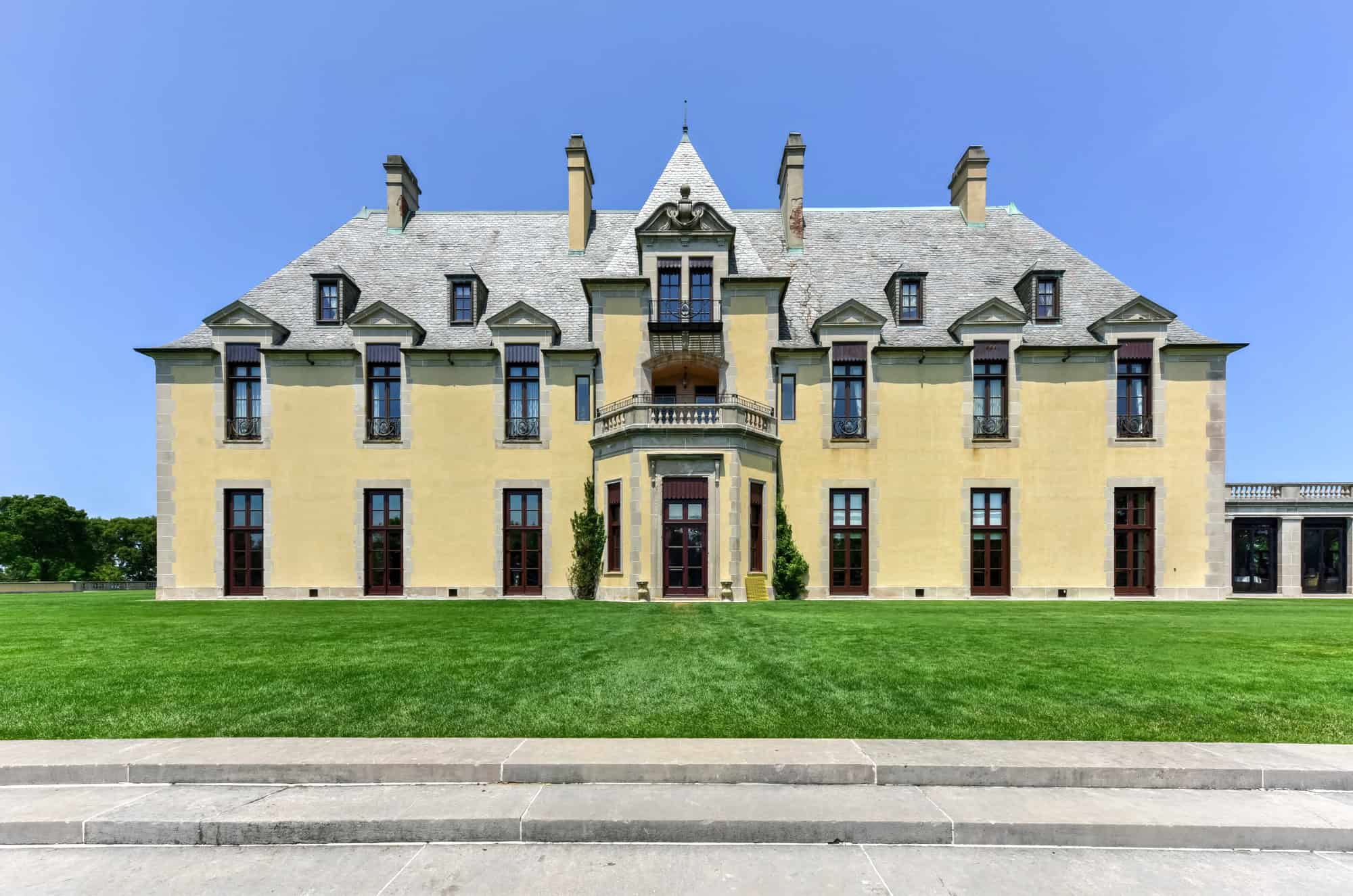 From Wine Country to New England: America's Most Jaw-Dropping Castles 11 Oheka Castle Huntington New York